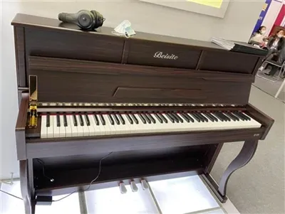 Taispeánann Beisite ionstraimí ag Taispeántas Ionstraim Alaheim i Los Angeles...